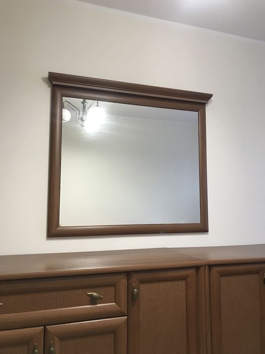 Piękne lustro w drewnianej ramie