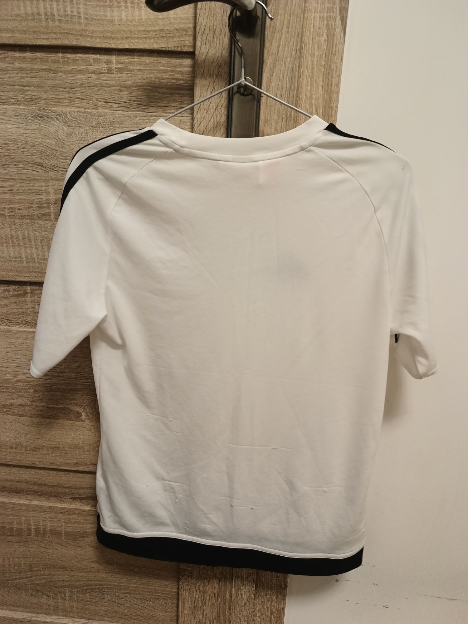 Biała koszulka marki Adidas