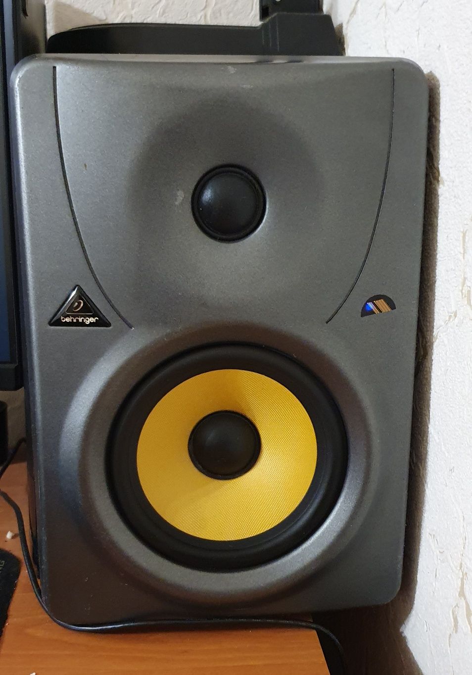 Студийные  мониторы Behringer B1030A