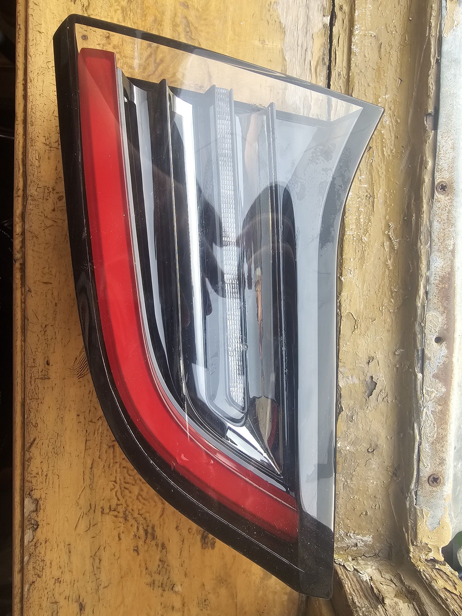 Ліхтар правий внутрішній 4 PIN Tesla Model 3 / Model Y (1502089-00-B)