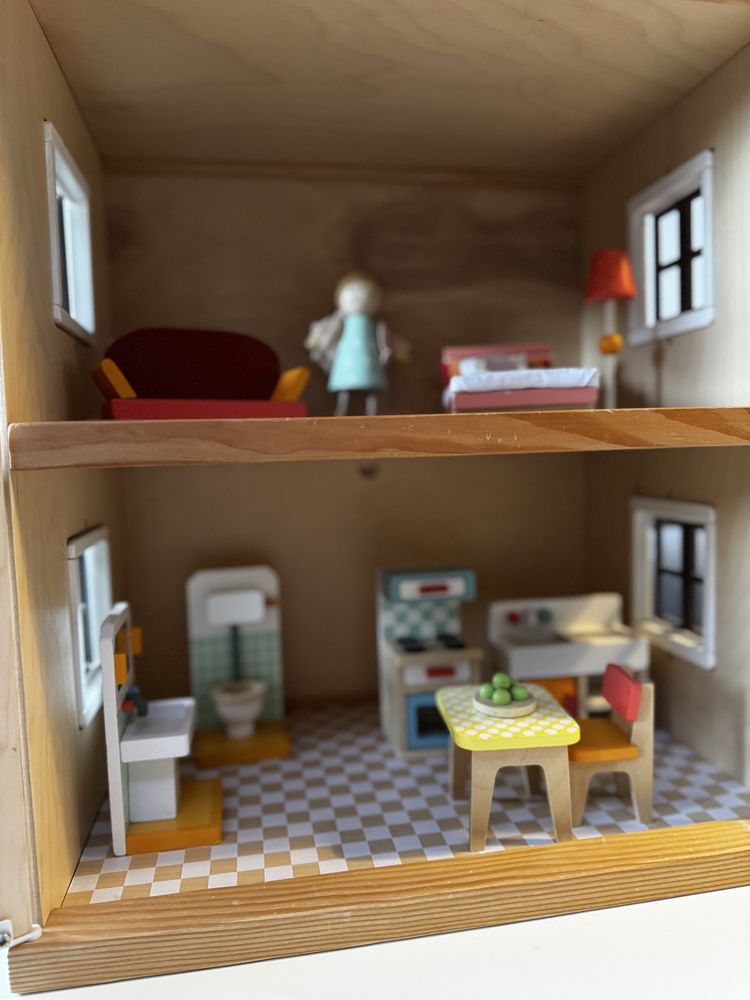 Drewniany domek dla lalek Foxtail Villa – Tender Leaf Toys + laleczka