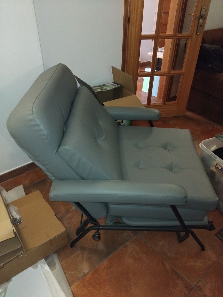 Cadeirão de sala em napa