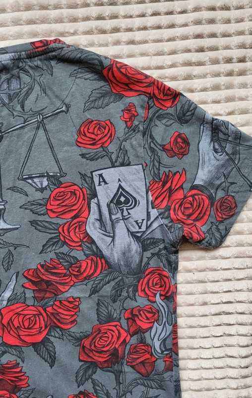 Szara koszulka w róże