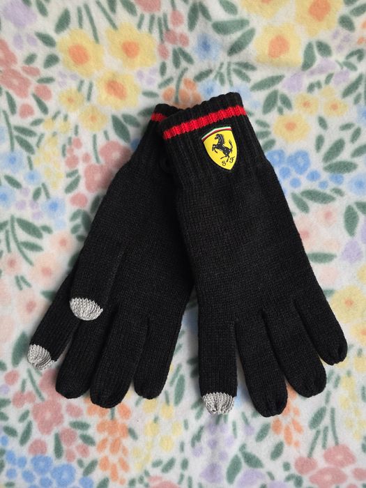 Scuderia Ferrari, rękawiczki F1, Formuła 1, Leclerc, Hamilton