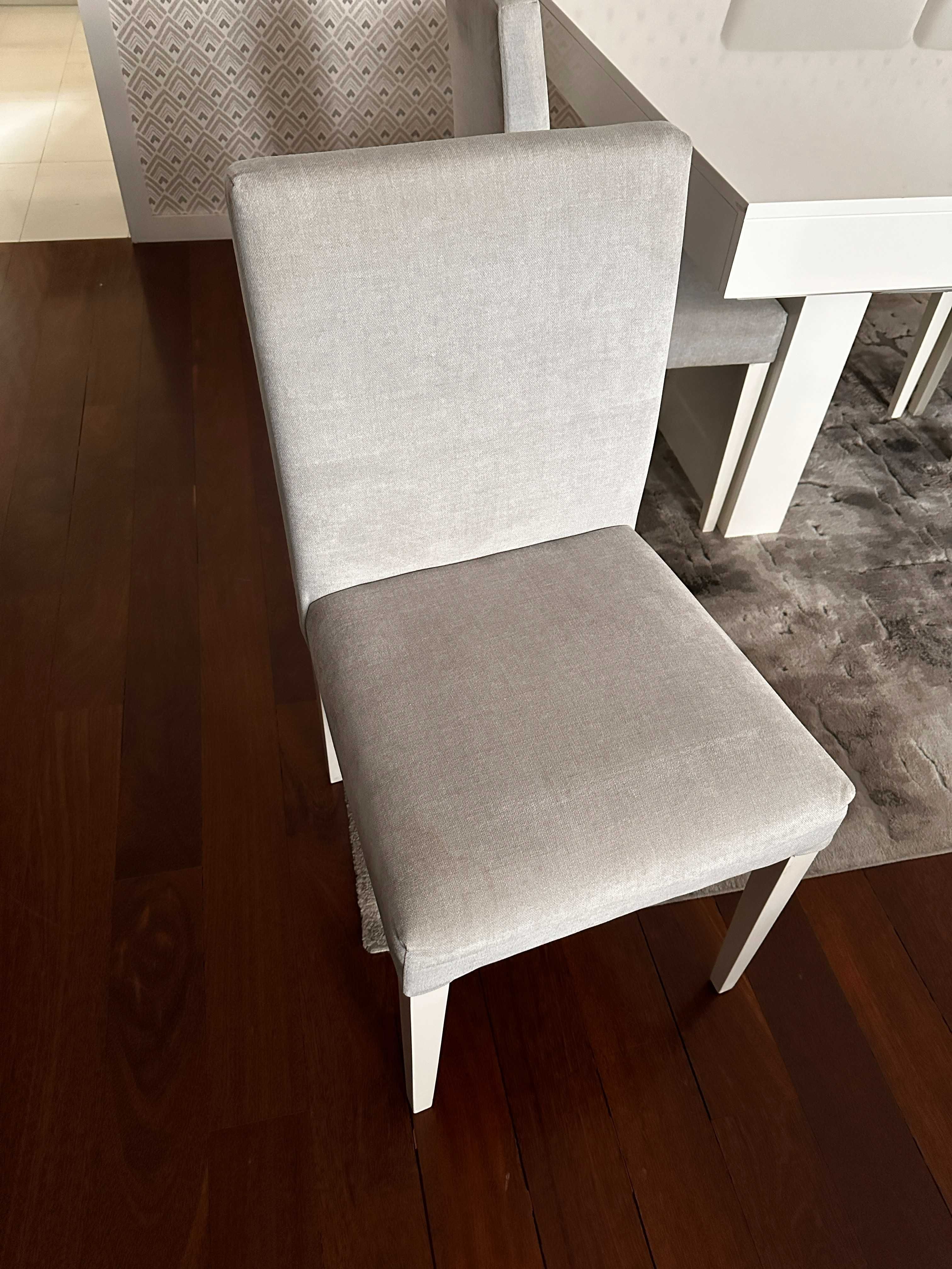 Conjunto mesa/cadeiras/tapetes