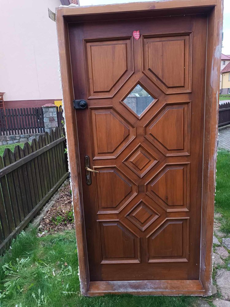 Drzwi wejściowe drewniane z ościeżnicą  - dobry stan