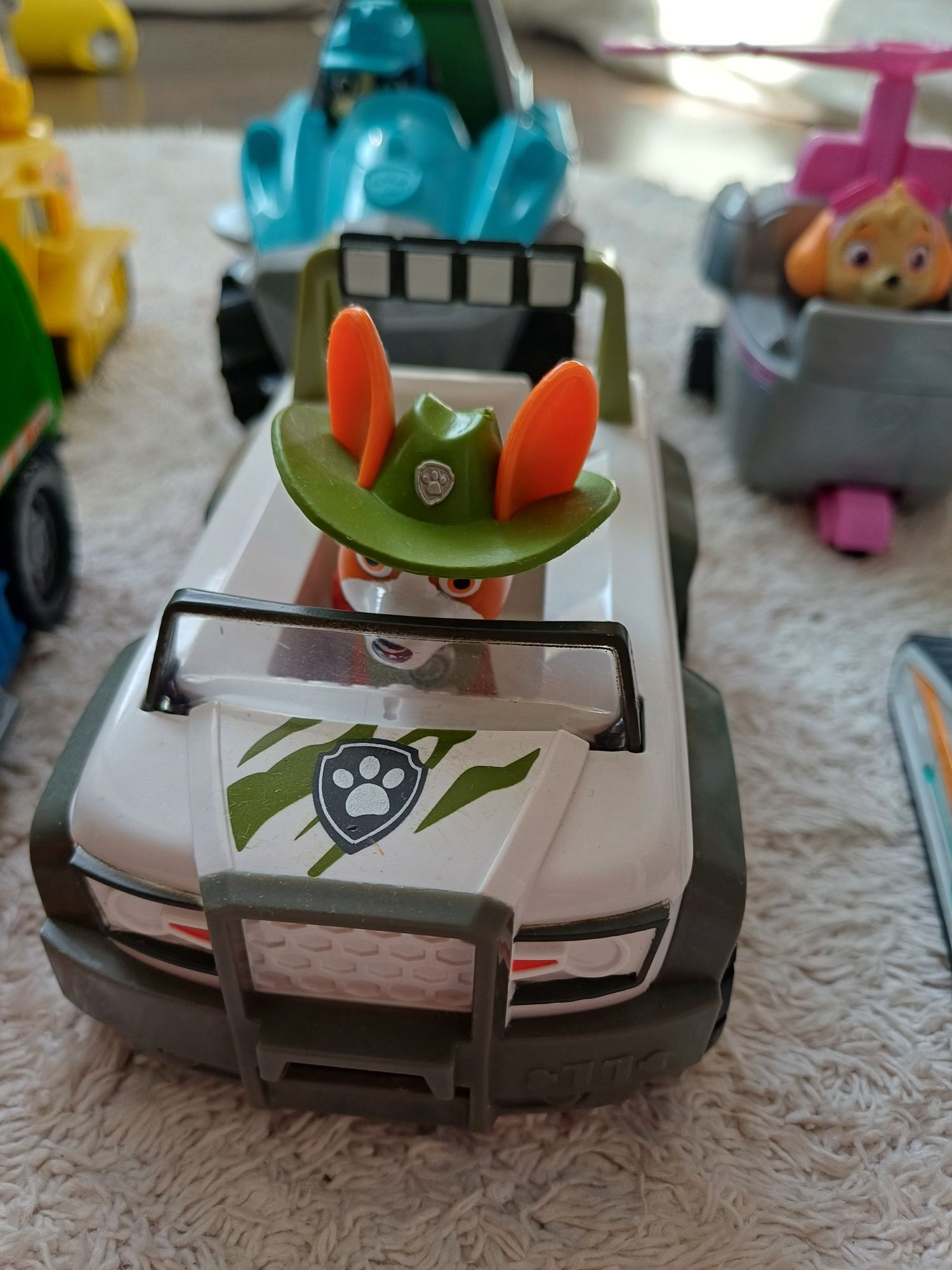 Sprzedam Paw Patrol - zestaw pojazdów Psi Patrol (10 pojazdów + 9 figu