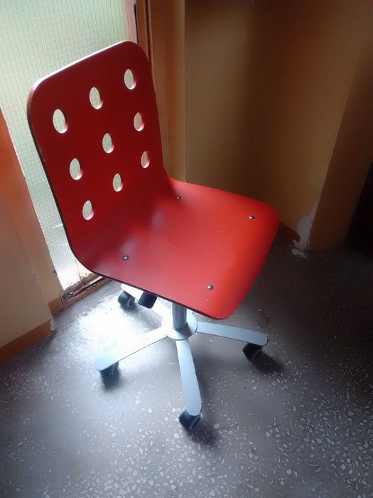 Krzesło obrotowe do biurka dla dziecka lub dorosłego.