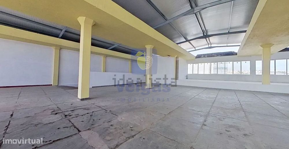 Armazém com 750mt2 inserido num edifício com 2 pisos.