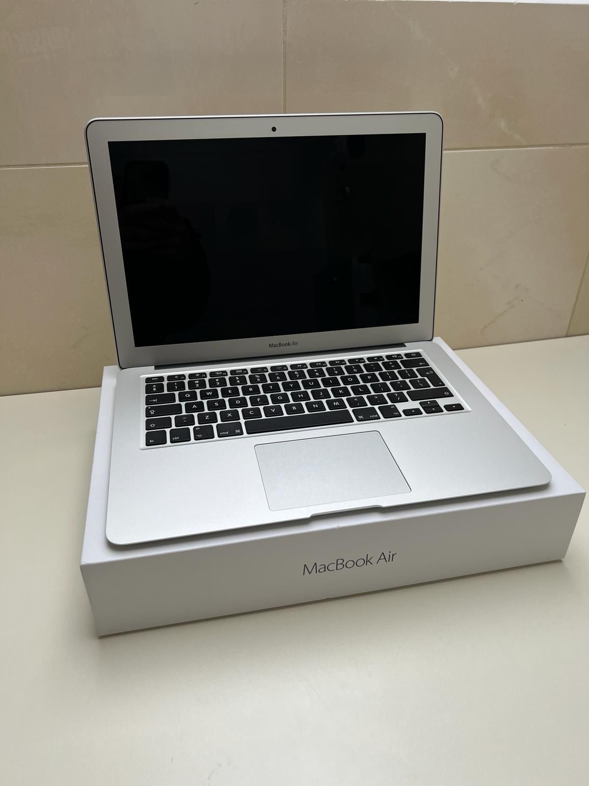 MacBook Air 13’ 2017 
128GB/8GB RAM/ Intel core i5/1.8GHz