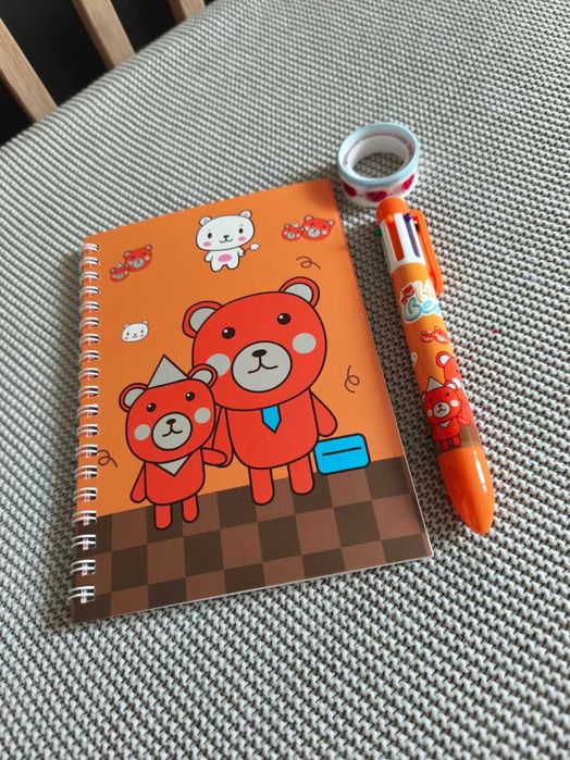 Notes + długopis z kolorowymi wkładami zestaw dla dziecka Miś szkolny