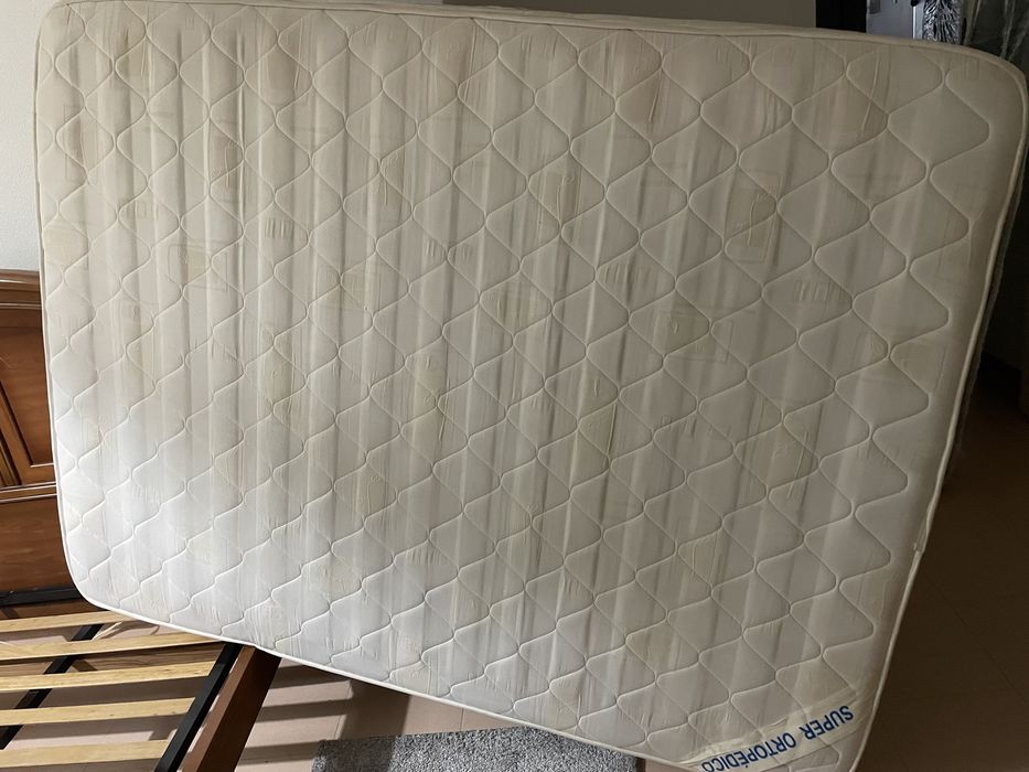 Cama + estrado + colchão + 2 mesas cabeceira + comoda + espelho