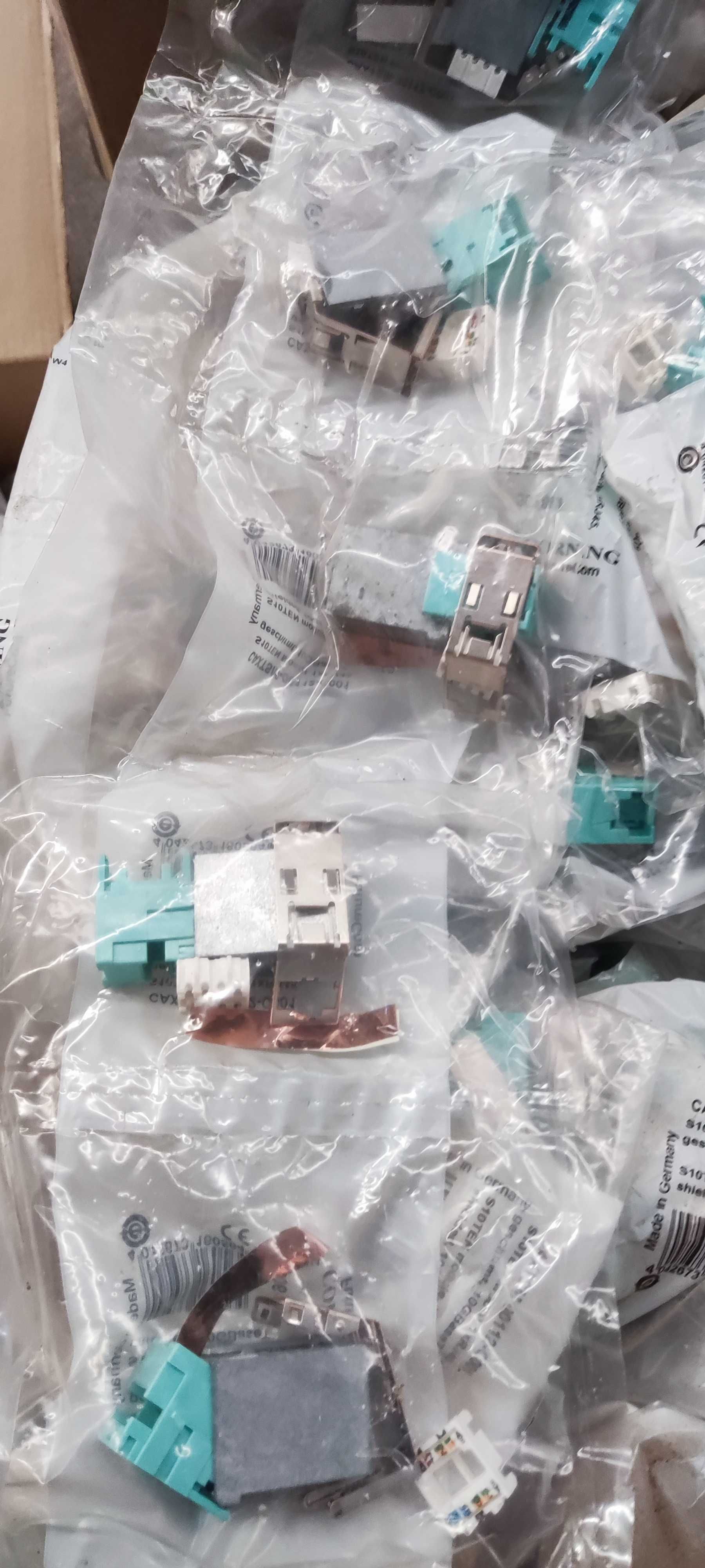 Tomadas e fichas RJ45 de embutir.