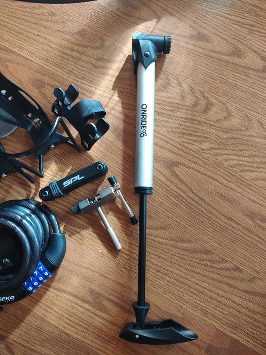 Вело комплектуючі та інструменти.