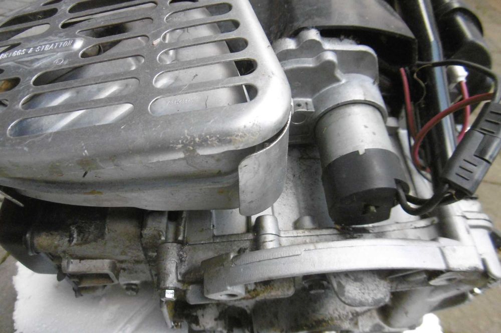 Silnik kosiarki spalinowej B&S/na części/.