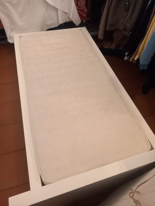 Cama branca de solteiro