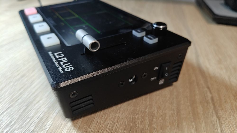 Відеомікшер FEELWORLD L2 PLUS  4 входи, сенсорне керування.