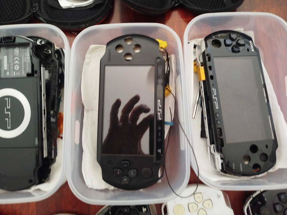 Vendo lote de PSP alguns a funcionar e bastante peças para reposição