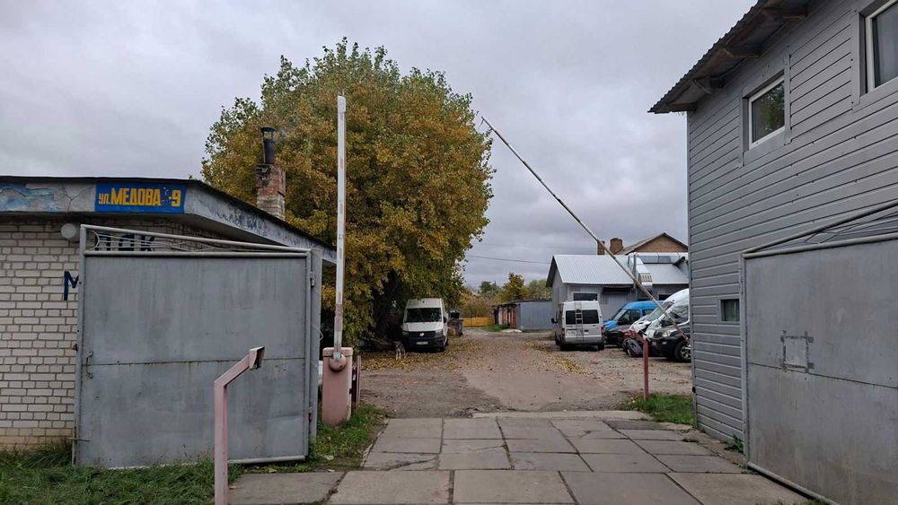 Гаражний бокс у двох рівнях в ГСК «Мрія»  цілодобова охорона, шлагбаум