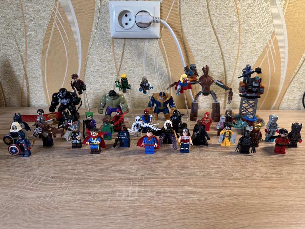 Продаються лего мініфігурки marvel