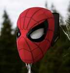 Czerwona maska Spiderman posiada ruchome oczy