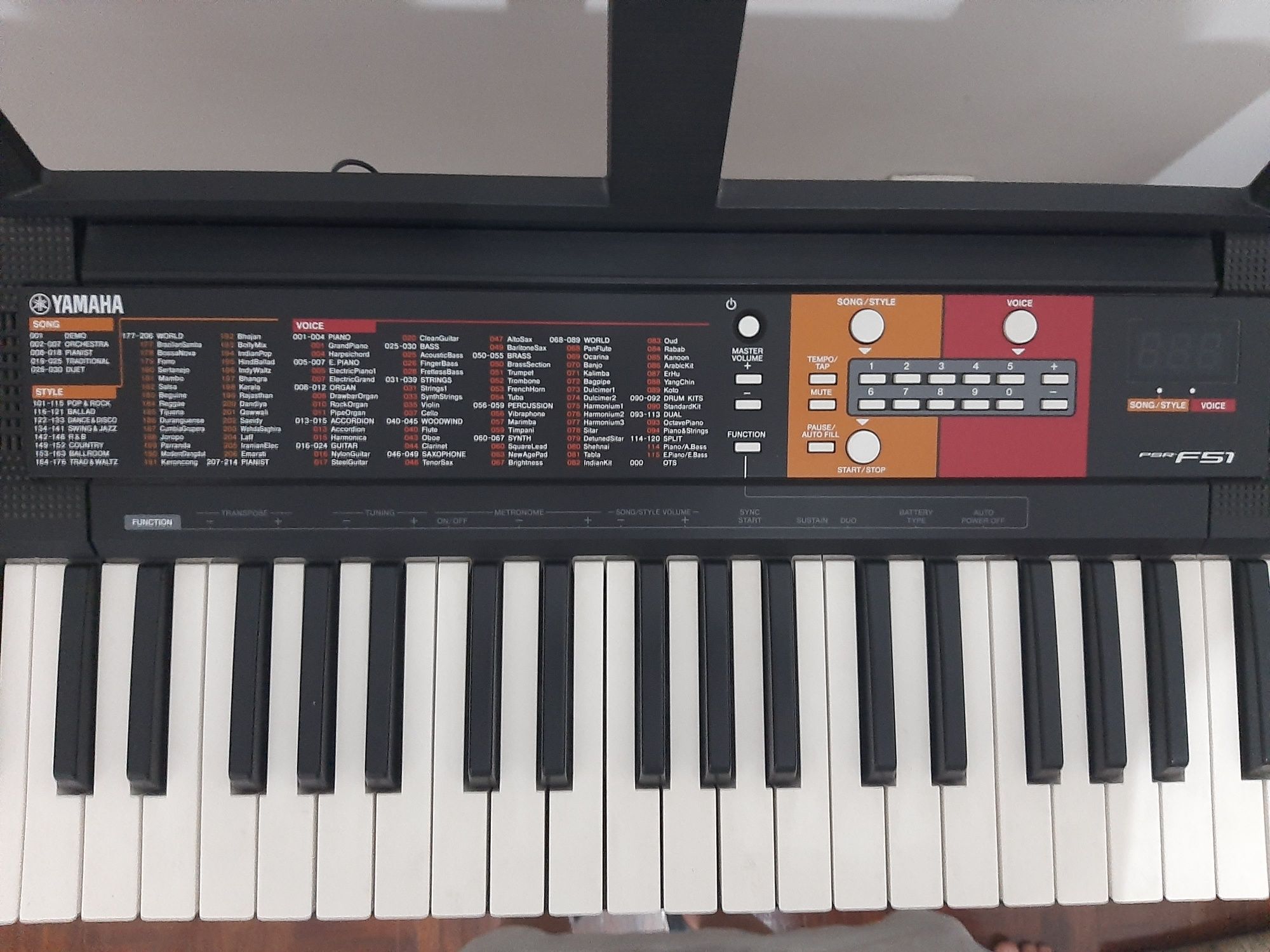 Piano yamaha f51