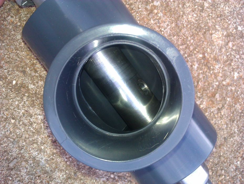 Injector de líquidos para perfuração ou mistura de ingredientes