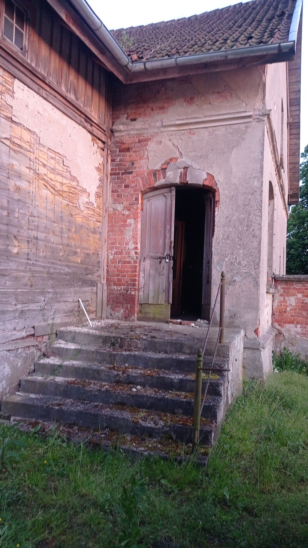 Opróżnianie piwnic strychów domów mieszkań wycinka wyburzenia dzialek