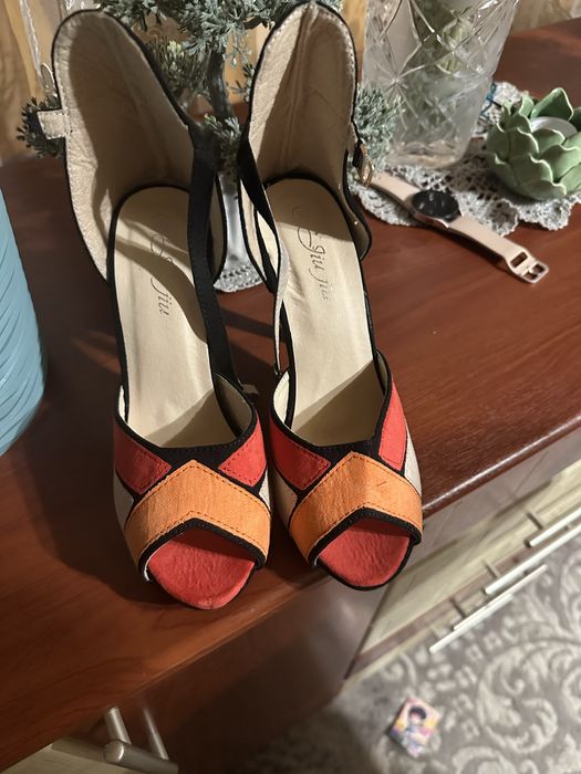 Продаються туфлі