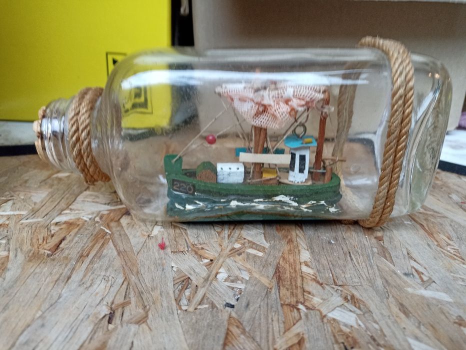 Stary vintage ozdobny statek kuter tybacki w butelce