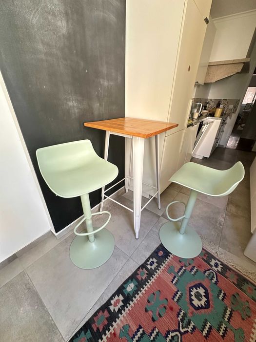 Uma mesa de bar e duas cadeiras