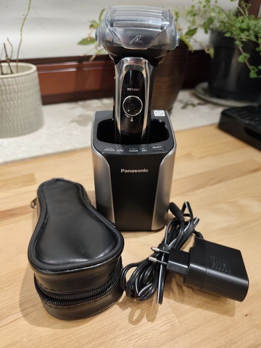 Męska golarka akumulatorowa Panasonic ES-LV69-S803 baza czyszcząca try