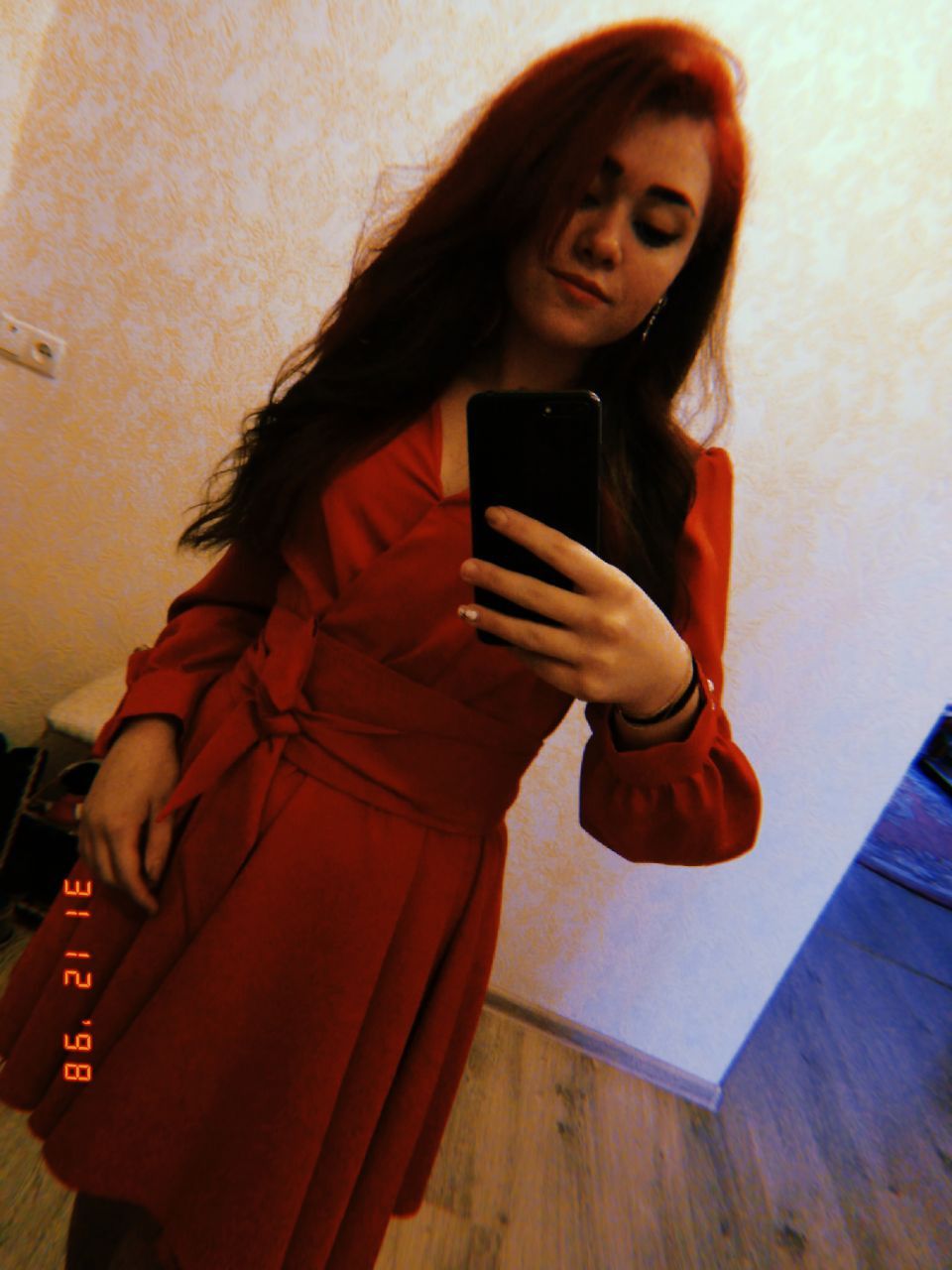 Чарівна червона сукня