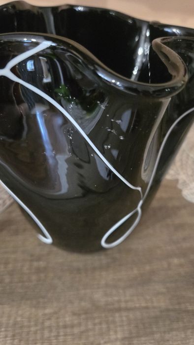 Wazon falbanką czarno białe mazy