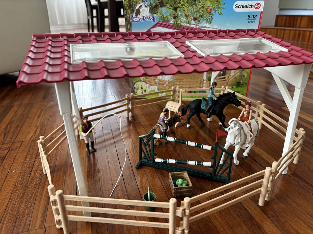 Schleich 42389- szkoła jeździecka z końmi i dżokejkami