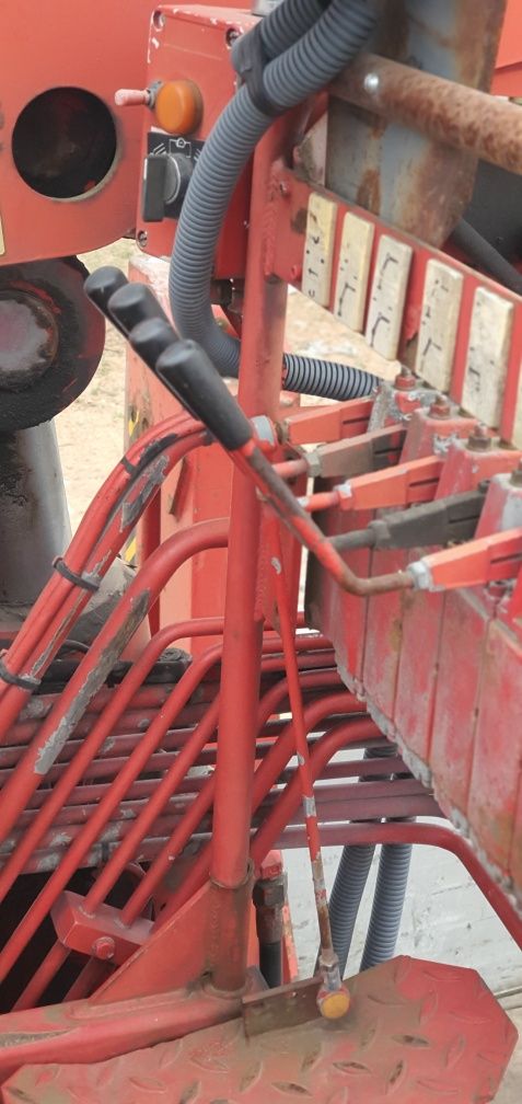 Напівпричіп з автономним маніпулятором