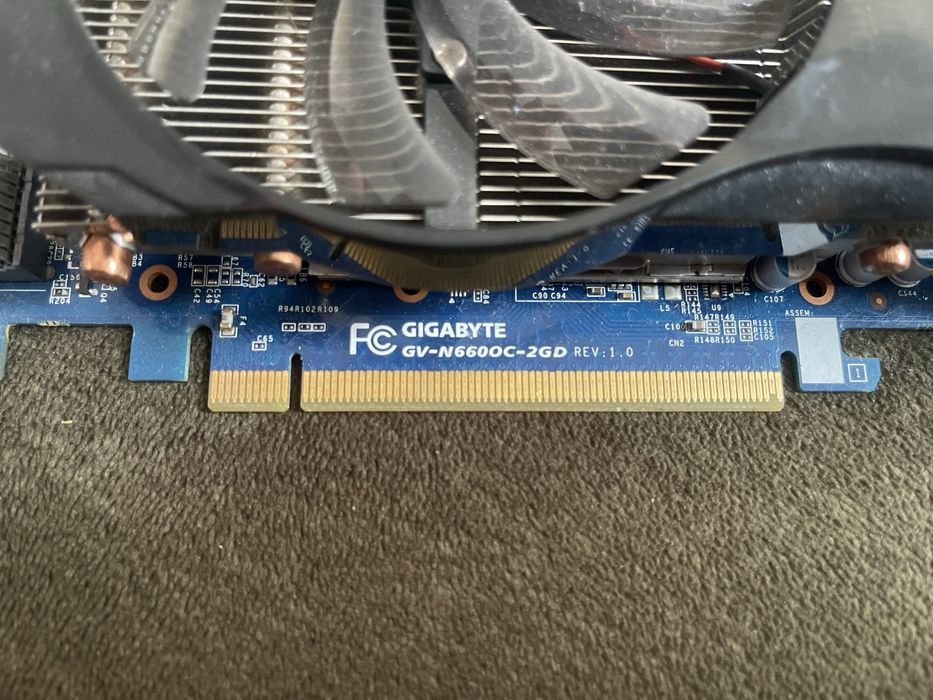 Продаю на запчастин не робочу відеокарту Gigabyte GV-N660OC-2GD