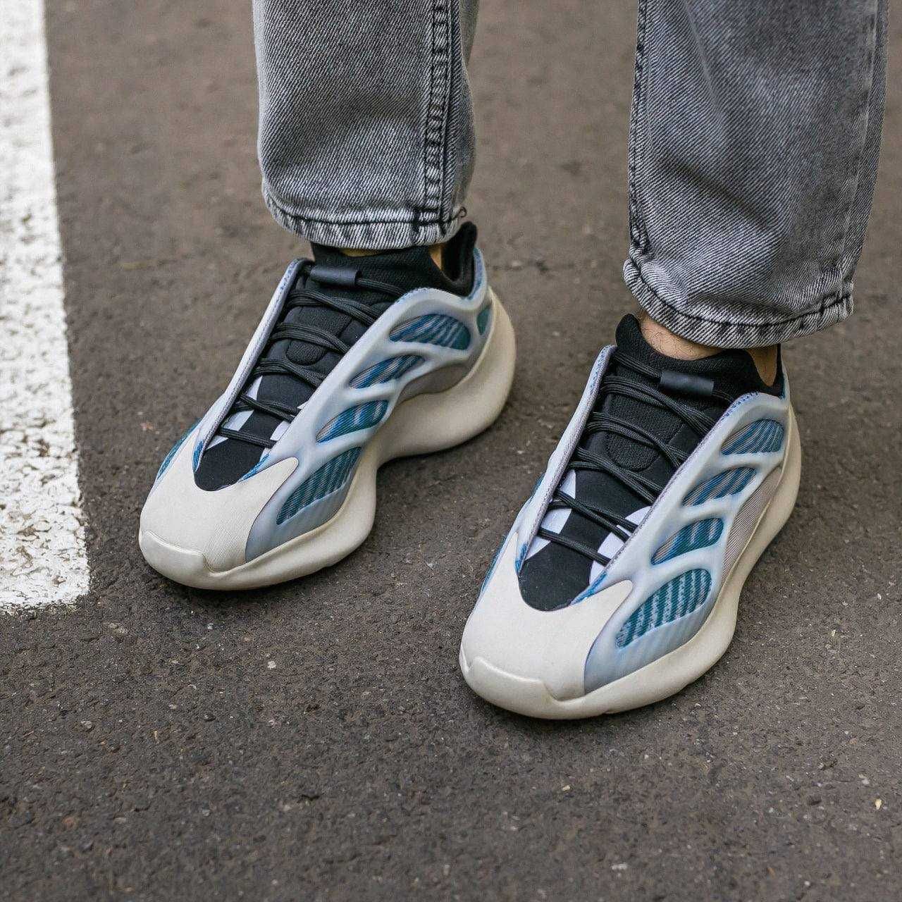 Чоловічі кросівки AdidasYeezy Boost 700 V3 білий з блакитним 881 ЗНИЖА