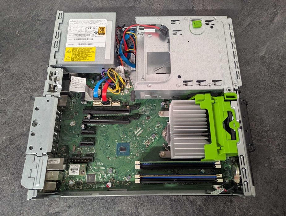 Fujitsu. Intel i3-7100\ DDR4 8Gb\ SSD 256Gb.