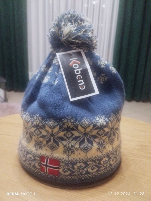 Czapka jesienno-zimowa norweska kolor niebieski z kremowymi gwiazdami