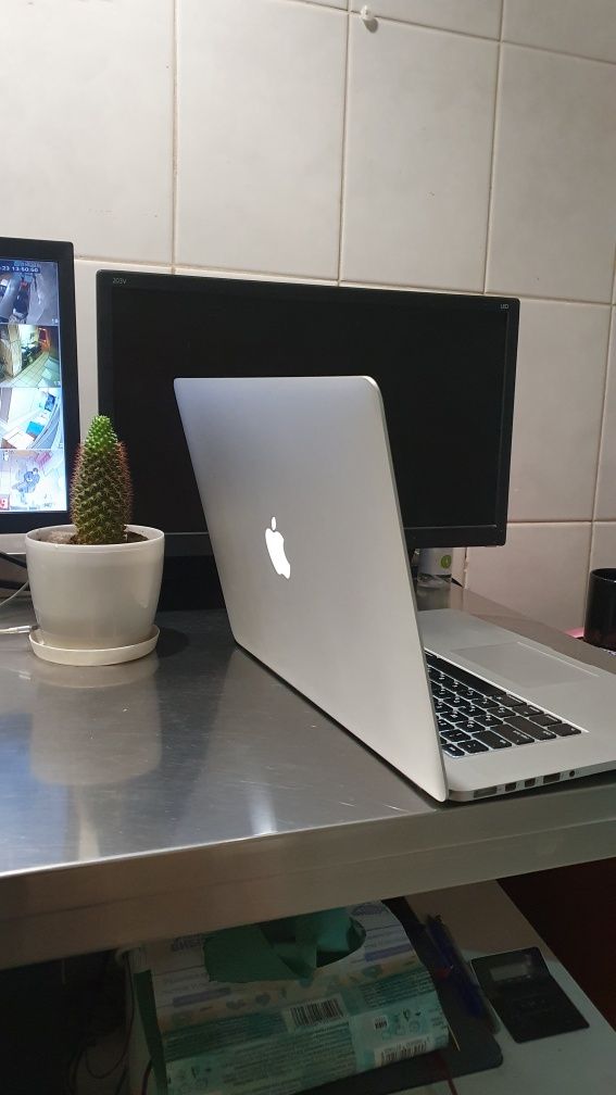 MacBook Pro (Retina, 15 inch, Mid 2015)