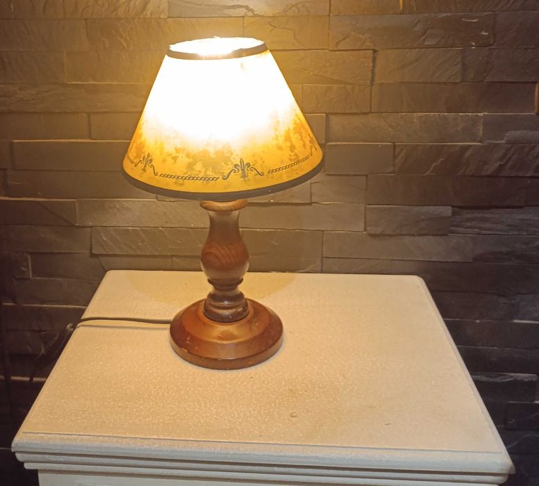 Candeeiro mesa, madeira,  muito antigo, com abat-jour Origem Itália