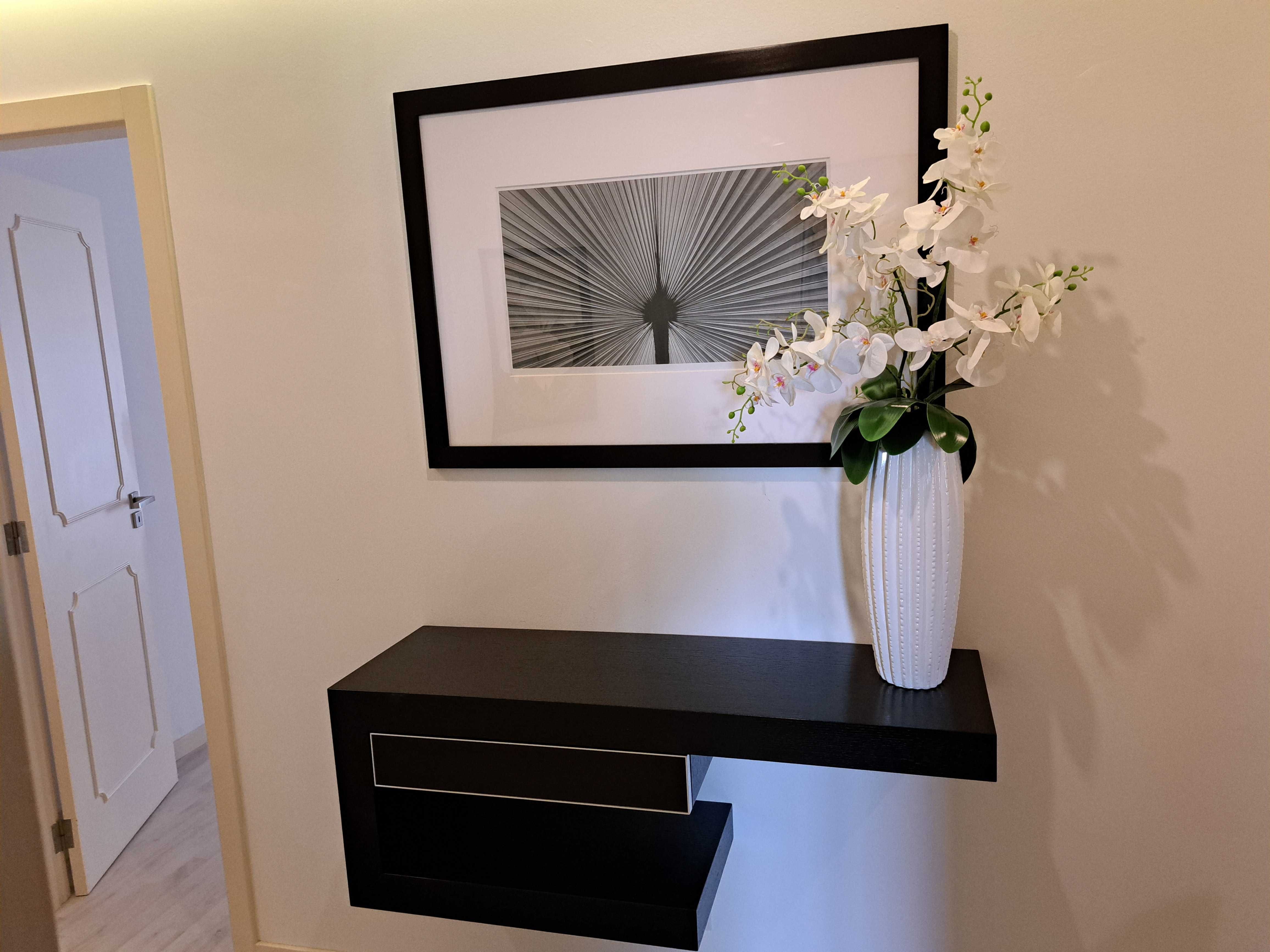 Movel entrada com espelho e quadros