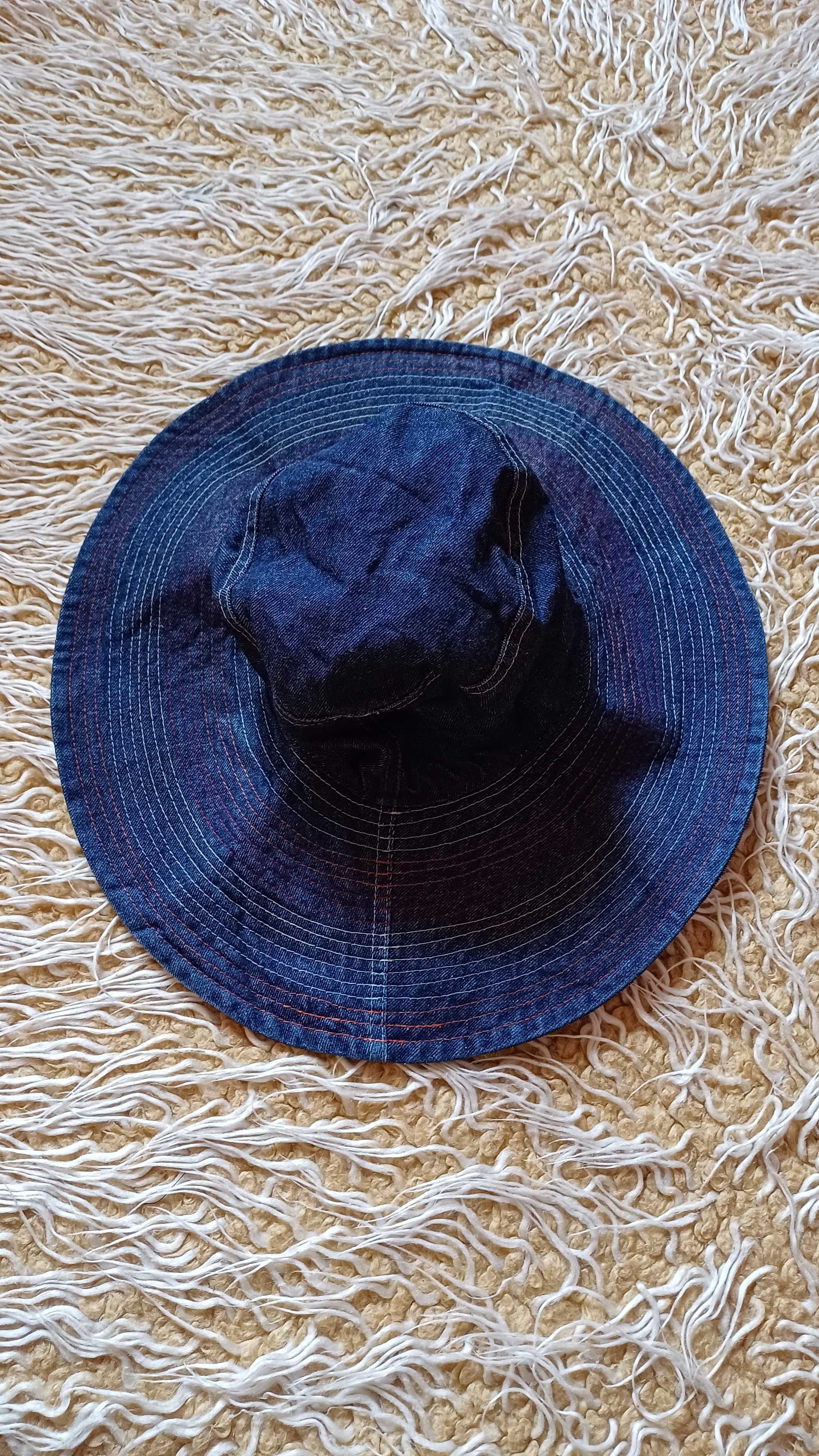 Jeansowy kapelusz plażowy marki Accessorize