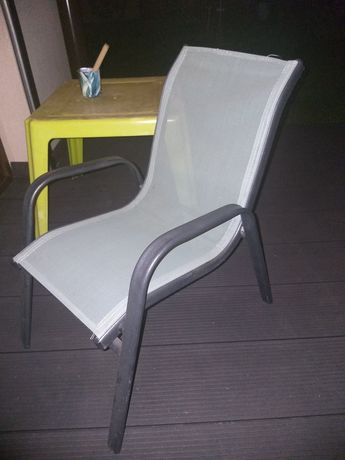 Krzesło, dziecięce krzesełko ogrodowe, stolik gratis.