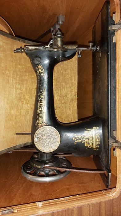 Máquina custura SINGER vintage a trabalhar e afinada