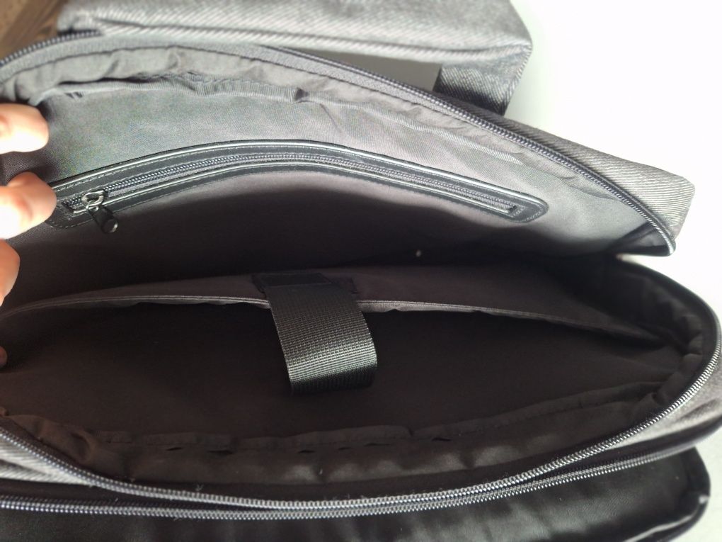 Funkcjonalna torba na małego laptopa