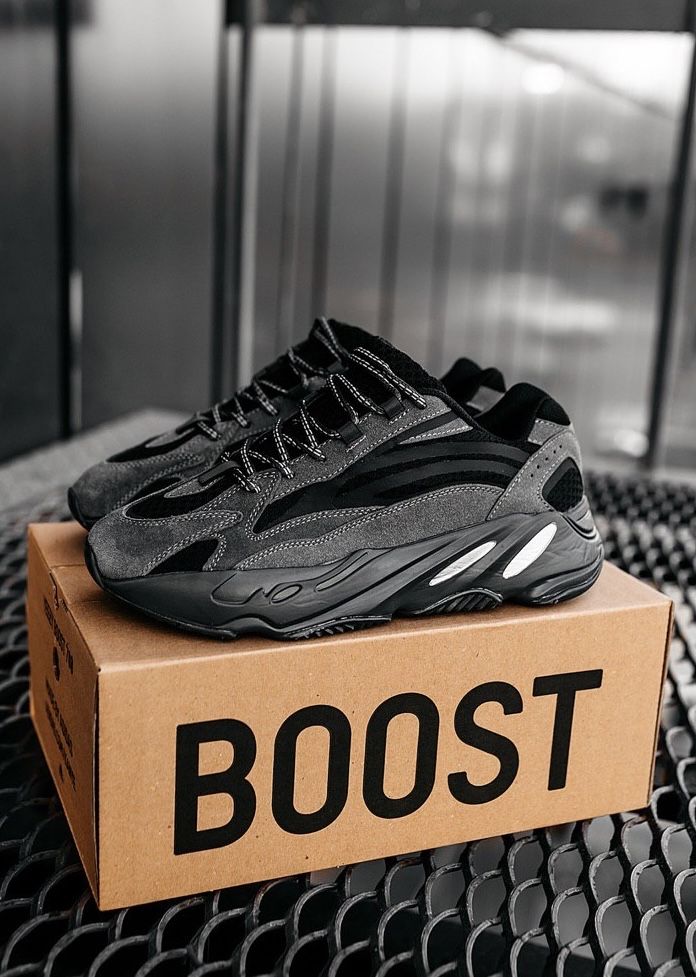 Кросівки чоловічі Adidas Yeezy Boost 700v2 Black 36-45