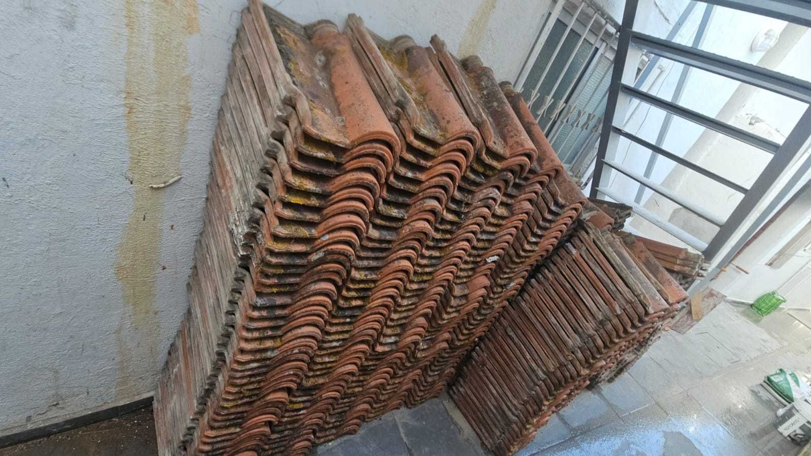 Telhas cerâmicas curvas vermelhas 25x45 cm – 0,70€ cada