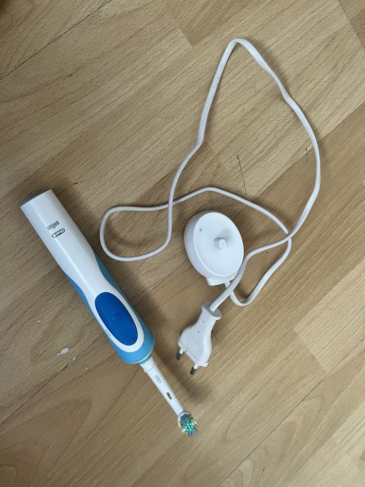 Szczoteczka elektryczna Braun Oral-B, ładowarka zestaw